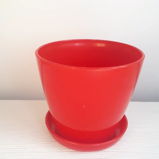 گلدان‌ های پلاستیکی قرمز رنگ